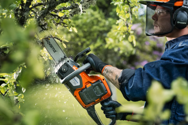 Husqvarna 215i Aku píla (bez aku a nabíjačky)