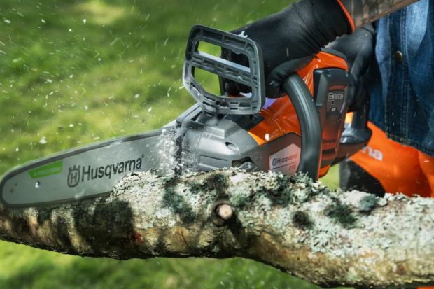 Husqvarna 215i Aku píla (bez aku a nabíjačky)