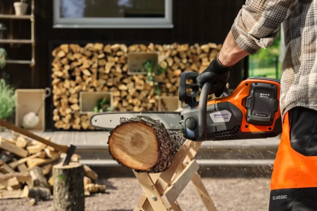 Husqvarna 242i Aku píla (bez aku a nabíjačky)
