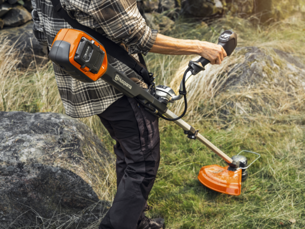 Husqvarna 220iR s akumulátorom a nabíjačkou